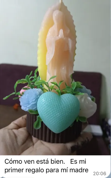 Vela decorada con flores y un corazón. Mensaje: Es mi primer regalo para mi madre