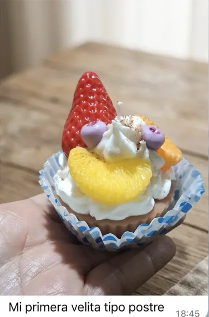 Vela con forma de postre con fresa. Mensaje: Mi primera velita tipo postre