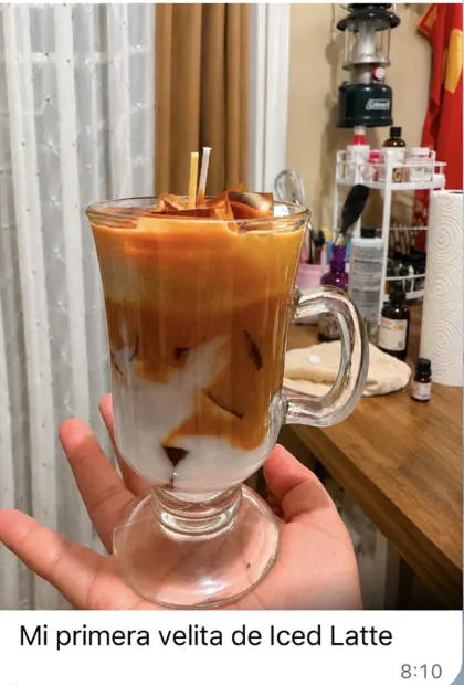 Vela con forma de café helado en un vaso. Mensaje: Mi primera velita de Iced Latte